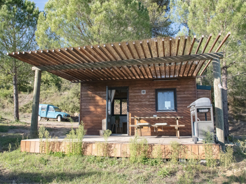 tiny vue exterieure 2 ok hebergement luberon sainte victoire